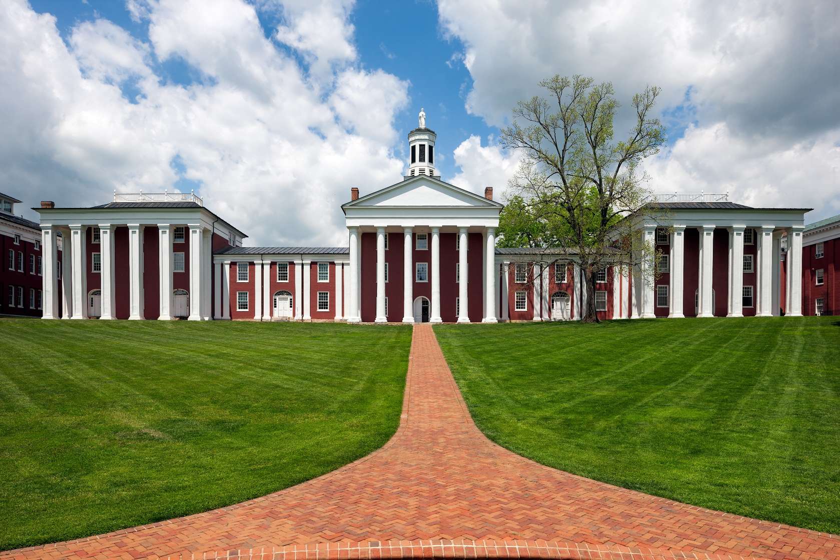 Washington Hall Of The Historic Colonnade, Washington And Lee ...