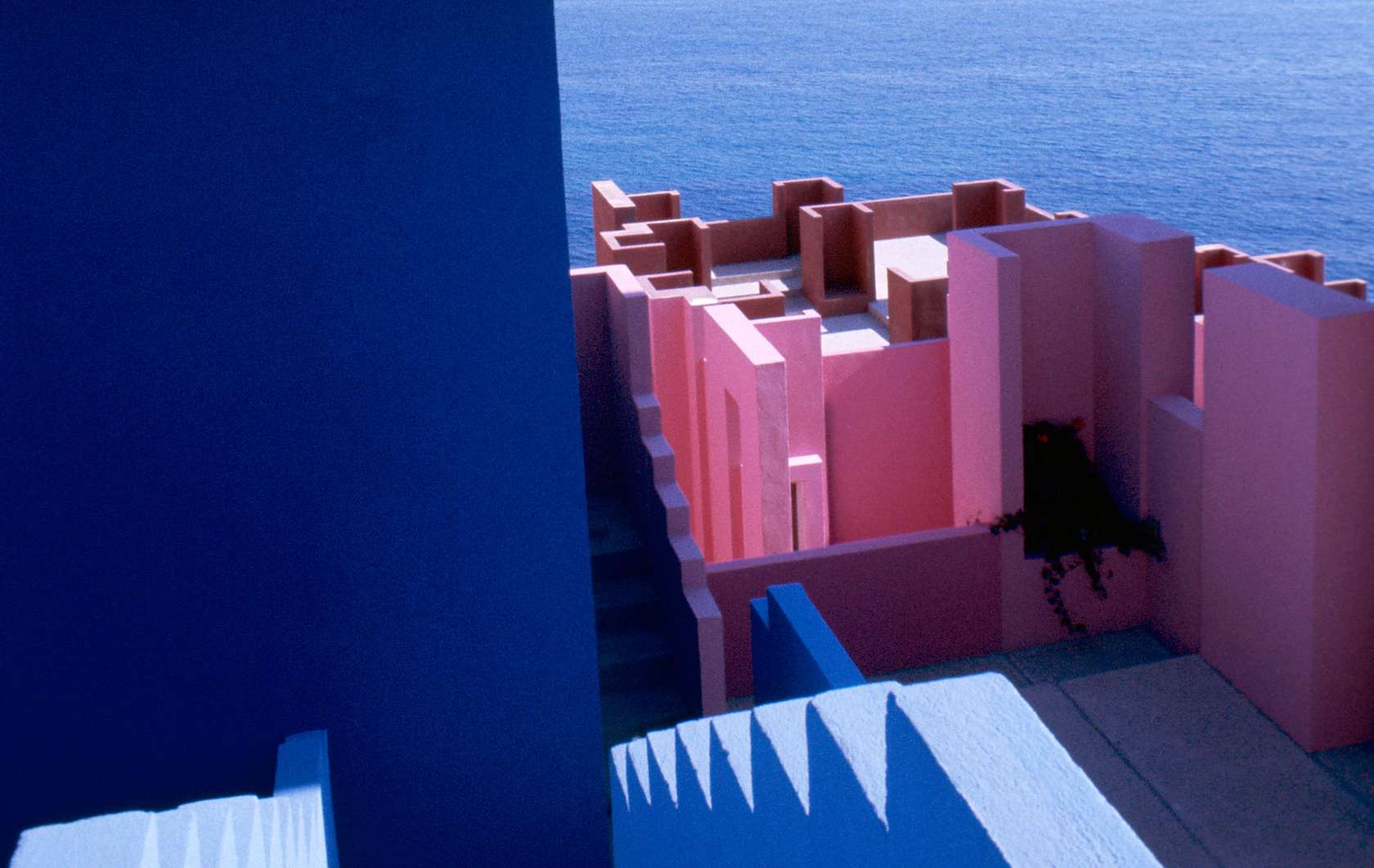 La Muralla Roja - Architizer