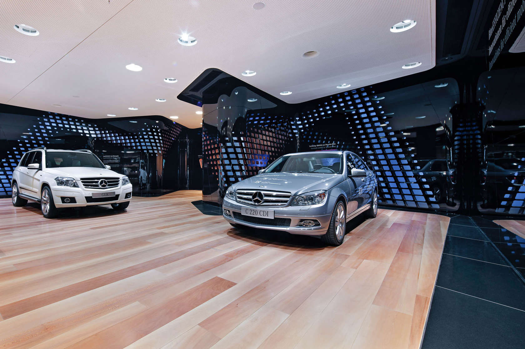 Showroom 'Mercedes-Benz Gallery' Berlin - Architizer